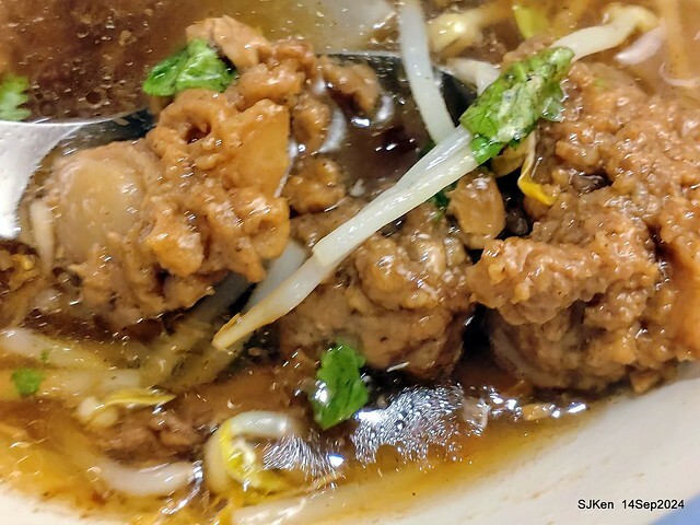 「朱家排骨酥麵」排骨酥與蝦仁肉圓 (Crispy spareribs and shrimp meatballs 「朱家排骨酥麵」排骨酥與蝦仁肉圓 (Crispy spareribs and shrimp meatballs