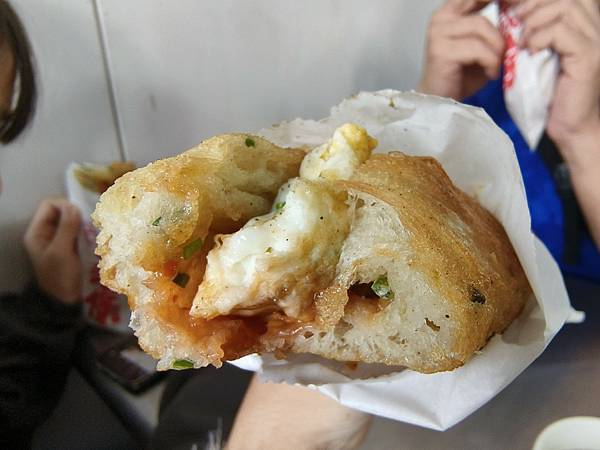 南投埔里清寶鹹油條!在地人激推古早味獨特酥炸口感、多樣配料,排隊也甘願~