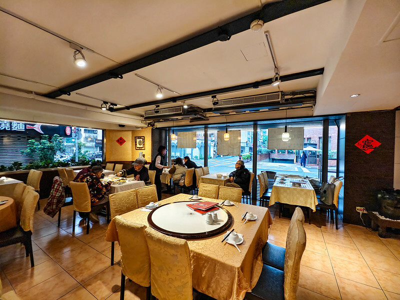 台北大安區隱藏版美味！芙蓉園中餐廳北平烤鴨、酸菜白肉鍋，聚餐首選激推。