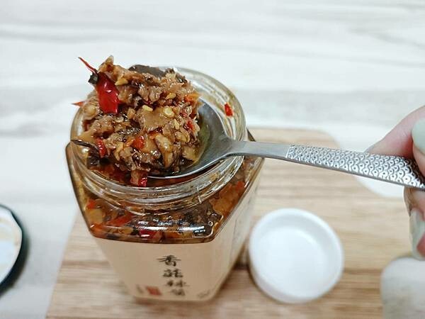 台中市新社區大人味的下飯好滋味~來自全台香菇的故鄉新社的實在好美味【績優菇農園-香菇辣醬】讓人食慾大開~好吃到停不