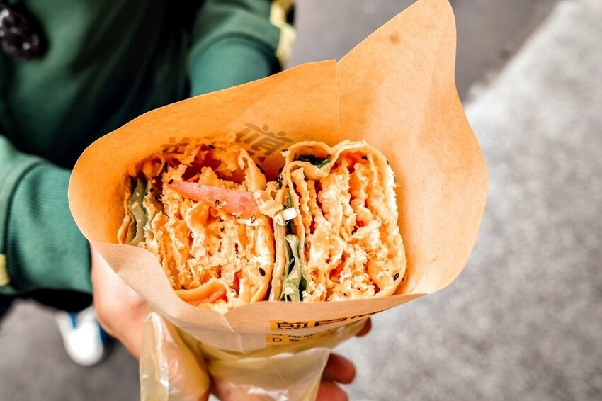 台中市大甲區台中大甲小吃|煎百味煎餅果子1店-酥香料多的流行小吃,口感豐富層次感佳!!|大甲鎮瀾宮周邊美食