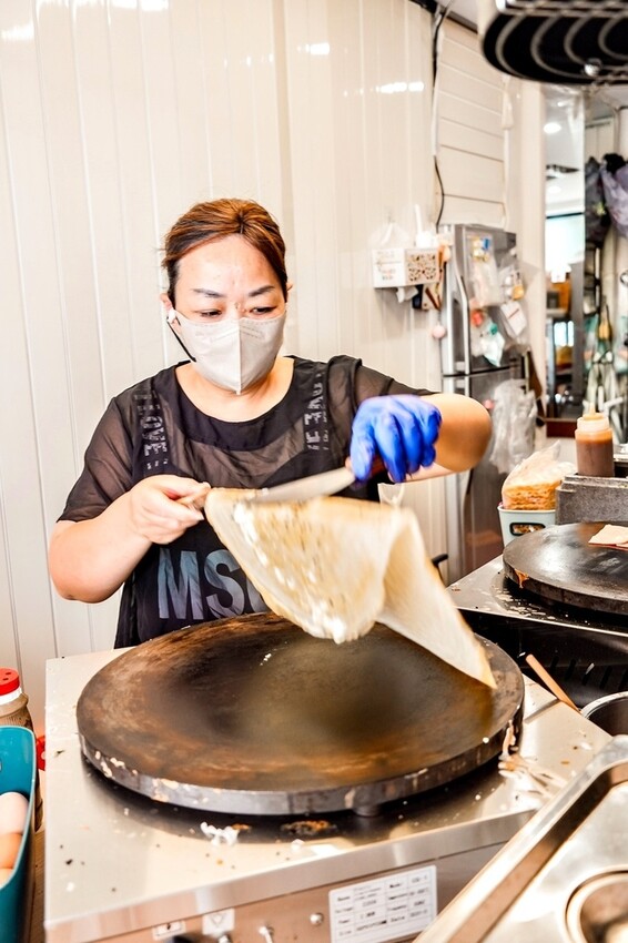 台中市大甲區台中大甲小吃|煎百味煎餅果子1店-酥香料多的流行小吃,口感豐富層次感佳!!|大甲鎮瀾宮周邊美食