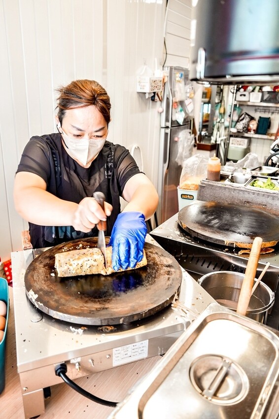 台中市大甲區台中大甲小吃|煎百味煎餅果子1店-酥香料多的流行小吃,口感豐富層次感佳!!|大甲鎮瀾宮周邊美食