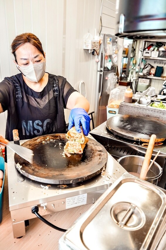 台中市大甲區台中大甲小吃|煎百味煎餅果子1店-酥香料多的流行小吃,口感豐富層次感佳!!|大甲鎮瀾宮周邊美食