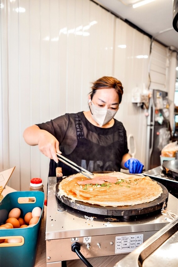 台中市大甲區台中大甲小吃|煎百味煎餅果子1店-酥香料多的流行小吃,口感豐富層次感佳!!|大甲鎮瀾宮周邊美食