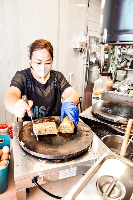 台中市大甲區台中大甲小吃|煎百味煎餅果子1店-酥香料多的流行小吃,口感豐富層次感佳!!|大甲鎮瀾宮周邊美食