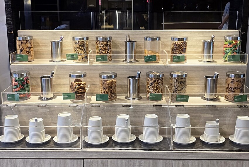 高雄住宿推薦｜康橋商旅六合夜市七賢館，緊鄰捷運美麗島站、六合夜市，入住享免費下午茶、宵夜、早餐自助百匯！！