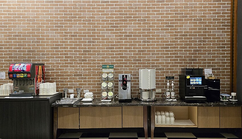 高雄住宿推薦｜康橋商旅六合夜市七賢館，緊鄰捷運美麗島站、六合夜市，入住享免費下午茶、宵夜、早餐自助百匯！！