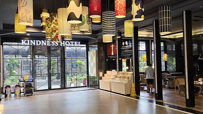 高雄住宿推薦｜康橋商旅六合夜市七賢館，緊鄰捷運美麗島站、六合夜市，入住享免費下午茶、宵夜、早餐自助百匯！！