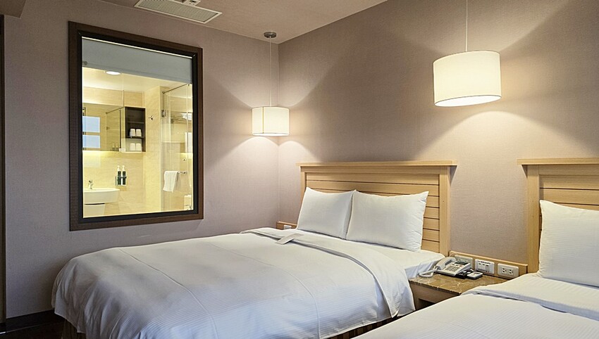 高雄住宿推薦｜康橋商旅六合夜市七賢館，緊鄰捷運美麗島站、六合夜市，入住享免費下午茶、宵夜、早餐自助百匯！！