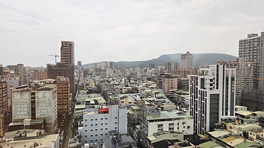高雄住宿推薦｜康橋商旅六合夜市七賢館，緊鄰捷運美麗島站、六合夜市，入住享免費下午茶、宵夜、早餐自助百匯！！