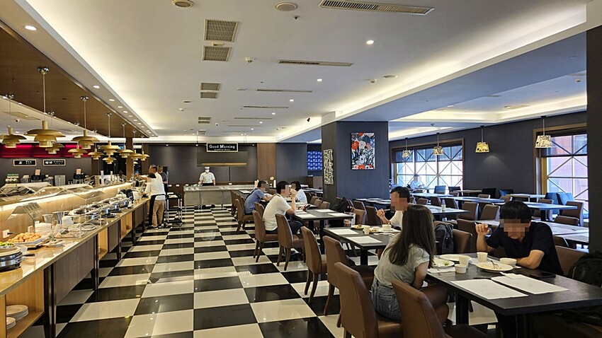 高雄住宿推薦｜康橋商旅六合夜市七賢館，緊鄰捷運美麗島站、六合夜市，入住享免費下午茶、宵夜、早餐自助百匯！！