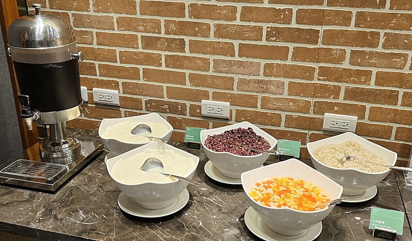 高雄住宿推薦｜康橋商旅六合夜市七賢館，緊鄰捷運美麗島站、六合夜市，入住享免費下午茶、宵夜、早餐自助百匯！！