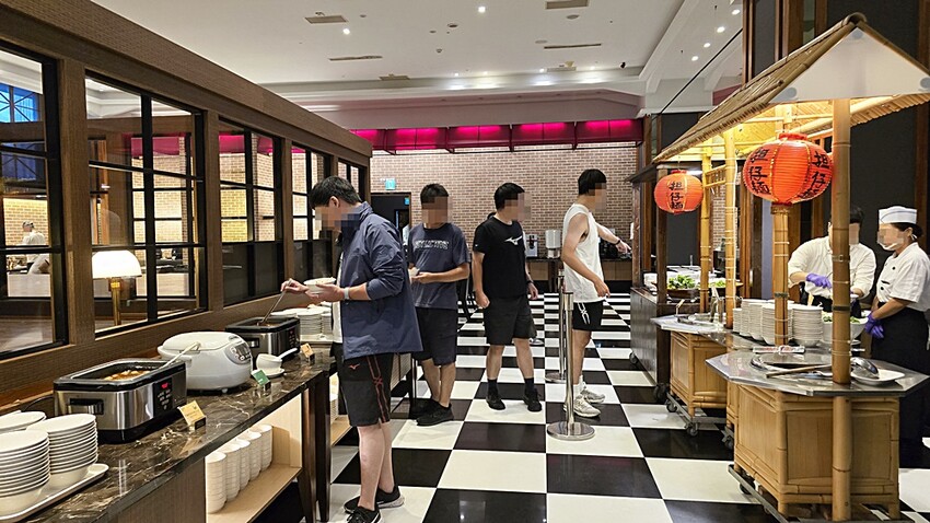 高雄住宿推薦｜康橋商旅六合夜市七賢館，緊鄰捷運美麗島站、六合夜市，入住享免費下午茶、宵夜、早餐自助百匯！！