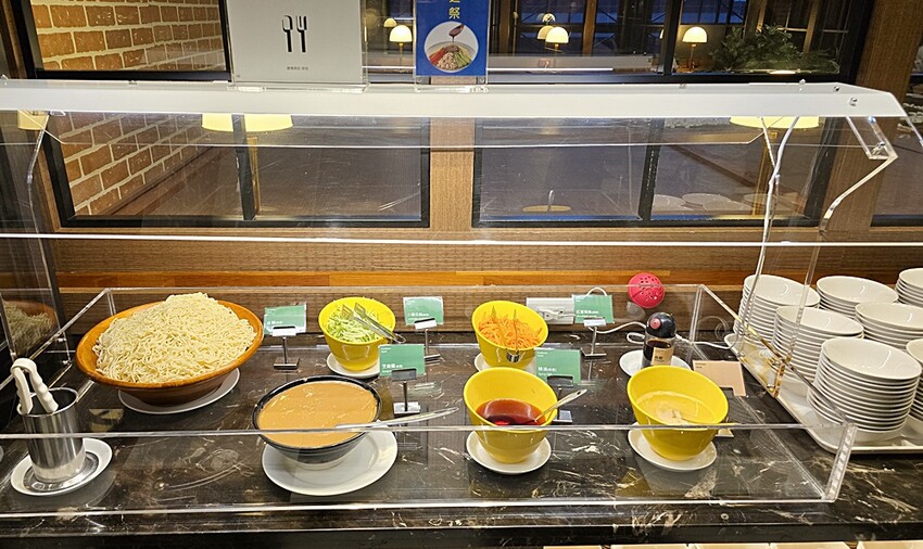 高雄住宿推薦｜康橋商旅六合夜市七賢館，緊鄰捷運美麗島站、六合夜市，入住享免費下午茶、宵夜、早餐自助百匯！！