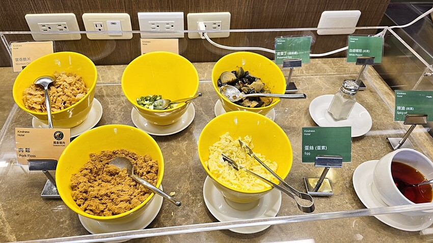 高雄住宿推薦｜康橋商旅六合夜市七賢館，緊鄰捷運美麗島站、六合夜市，入住享免費下午茶、宵夜、早餐自助百匯！！