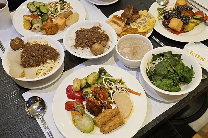 高雄住宿推薦｜康橋商旅六合夜市七賢館，緊鄰捷運美麗島站、六合夜市，入住享免費下午茶、宵夜、早餐自助百匯！！