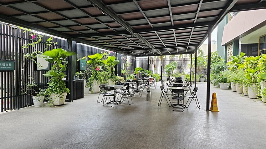 高雄住宿推薦｜康橋商旅六合夜市七賢館，緊鄰捷運美麗島站、六合夜市，入住享免費下午茶、宵夜、早餐自助百匯！！