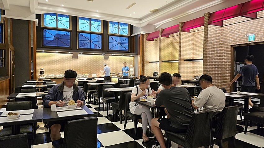 高雄住宿推薦｜康橋商旅六合夜市七賢館，緊鄰捷運美麗島站、六合夜市，入住享免費下午茶、宵夜、早餐自助百匯！！