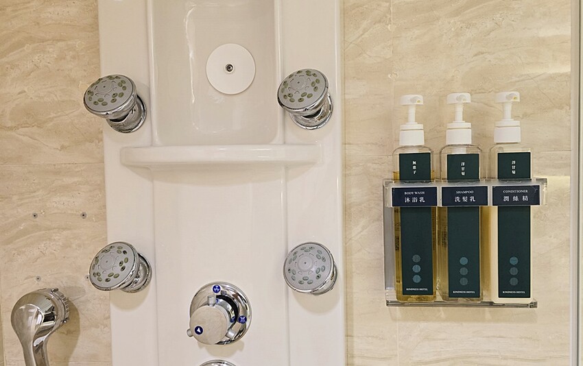 高雄住宿推薦｜康橋商旅六合夜市七賢館，緊鄰捷運美麗島站、六合夜市，入住享免費下午茶、宵夜、早餐自助百匯！！