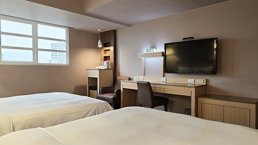 高雄住宿推薦｜康橋商旅六合夜市七賢館，緊鄰捷運美麗島站、六合夜市，入住享免費下午茶、宵夜、早餐自助百匯！！