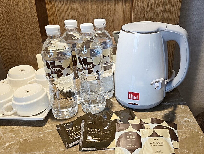 高雄住宿推薦｜康橋商旅六合夜市七賢館，緊鄰捷運美麗島站、六合夜市，入住享免費下午茶、宵夜、早餐自助百匯！！