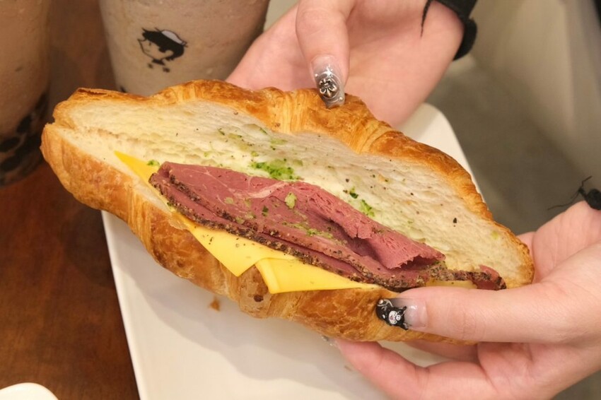 玉津咖啡｜台中南屯新開幕韓系咖啡廳，銅板價星冰樂+甜點通通吃得到! - 肉依小姐吃什麼