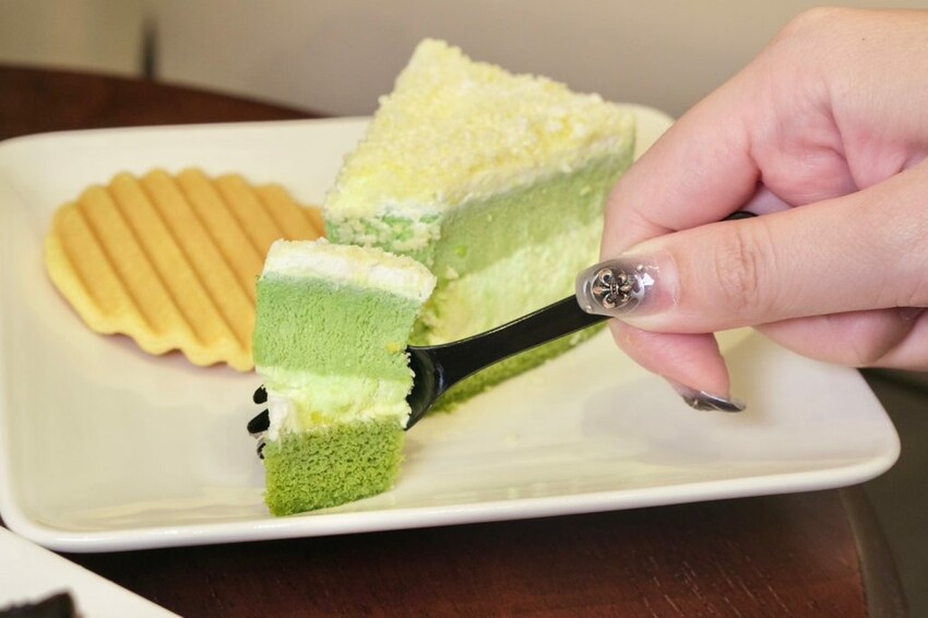 玉津咖啡｜台中南屯新開幕韓系咖啡廳，銅板價星冰樂+甜點通通吃得到! - 肉依小姐吃什麼