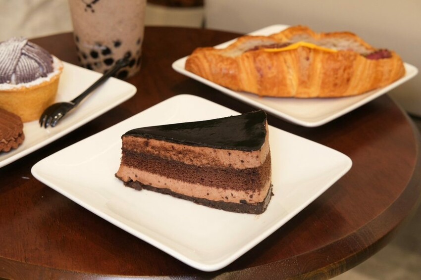 玉津咖啡｜台中南屯新開幕韓系咖啡廳，銅板價星冰樂+甜點通通吃得到! - 肉依小姐吃什麼