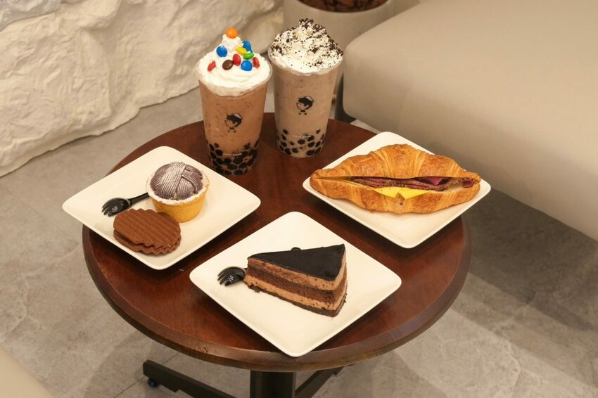 玉津咖啡｜台中南屯新開幕韓系咖啡廳，銅板價星冰樂+甜點通通吃得到! - 肉依小姐吃什麼