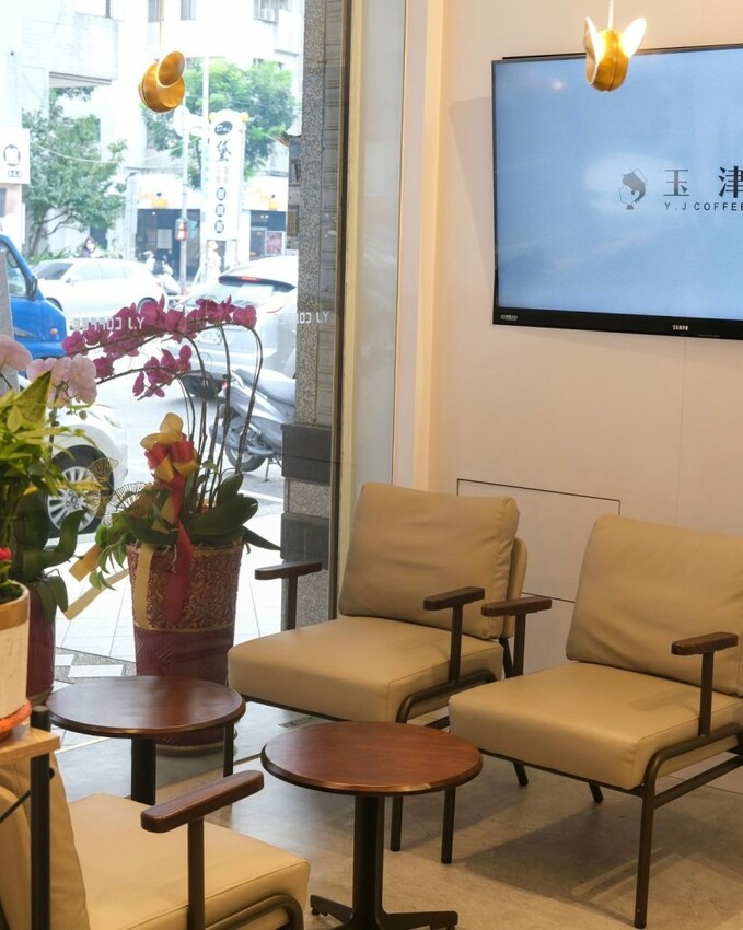 玉津咖啡｜台中南屯新開幕韓系咖啡廳，銅板價星冰樂+甜點通通吃得到! - 肉依小姐吃什麼