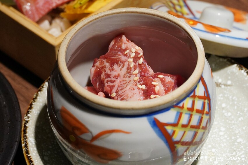 台中市西屯區【台中燒肉】山鯨本家.HONKE,跨年就是要吃好料的呀,免出國讓人彷彿置身於日本,浮誇的和牛寶箱一登場相當的吸睛,打開寶箱之後乾冰流出來,這畫面還自帶著仙氣!吃燒肉也可以擁有滿滿的儀式感喔