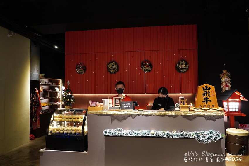 台中市西屯區【台中燒肉】山鯨本家.HONKE,跨年就是要吃好料的呀,免出國讓人彷彿置身於日本,浮誇的和牛寶箱一登場相當的吸睛,打開寶箱之後乾冰流出來,這畫面還自帶著仙氣!吃燒肉也可以擁有滿滿的儀式感喔