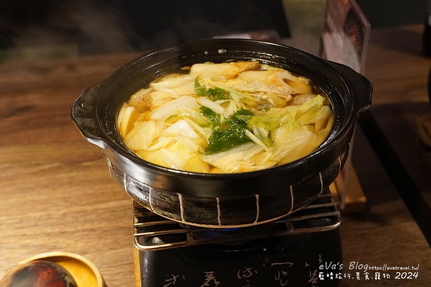 台中市西屯區【台中燒肉】山鯨本家.HONKE,跨年就是要吃好料的呀,免出國讓人彷彿置身於日本,浮誇的和牛寶箱一登場相當的吸睛,打開寶箱之後乾冰流出來,這畫面還自帶著仙氣!吃燒肉也可以擁有滿滿的儀式感喔