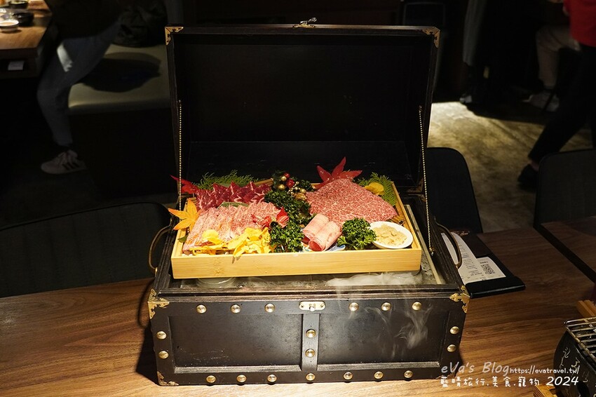 台中市西屯區【台中燒肉】山鯨本家.HONKE,跨年就是要吃好料的呀,免出國讓人彷彿置身於日本,浮誇的和牛寶箱一登場相當的吸睛,打開寶箱之後乾冰流出來,這畫面還自帶著仙氣!吃燒肉也可以擁有滿滿的儀式感喔