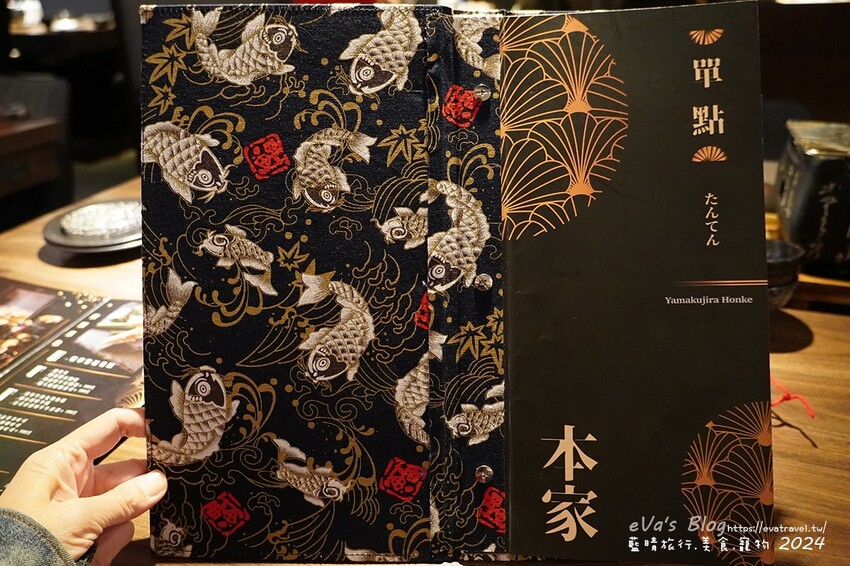 台中市西屯區【台中燒肉】山鯨本家.HONKE,跨年就是要吃好料的呀,免出國讓人彷彿置身於日本,浮誇的和牛寶箱一登場相當的吸睛,打開寶箱之後乾冰流出來,這畫面還自帶著仙氣!吃燒肉也可以擁有滿滿的儀式感喔