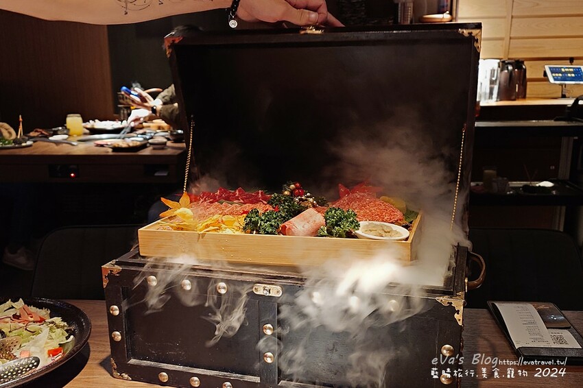台中市西屯區【台中燒肉】山鯨本家.HONKE,跨年就是要吃好料的呀,免出國讓人彷彿置身於日本,浮誇的和牛寶箱一登場相當的吸睛,打開寶箱之後乾冰流出來,這畫面還自帶著仙氣!吃燒肉也可以擁有滿滿的儀式感喔