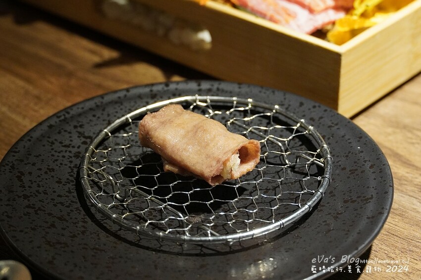 台中市西屯區【台中燒肉】山鯨本家.HONKE,跨年就是要吃好料的呀,免出國讓人彷彿置身於日本,浮誇的和牛寶箱一登場相當的吸睛,打開寶箱之後乾冰流出來,這畫面還自帶著仙氣!吃燒肉也可以擁有滿滿的儀式感喔