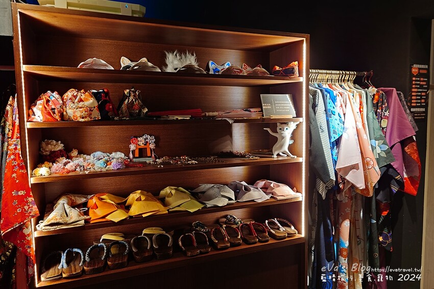 台中市西屯區【台中燒肉】山鯨本家.HONKE,跨年就是要吃好料的呀,免出國讓人彷彿置身於日本,浮誇的和牛寶箱一登場相當的吸睛,打開寶箱之後乾冰流出來,這畫面還自帶著仙氣!吃燒肉也可以擁有滿滿的儀式感喔