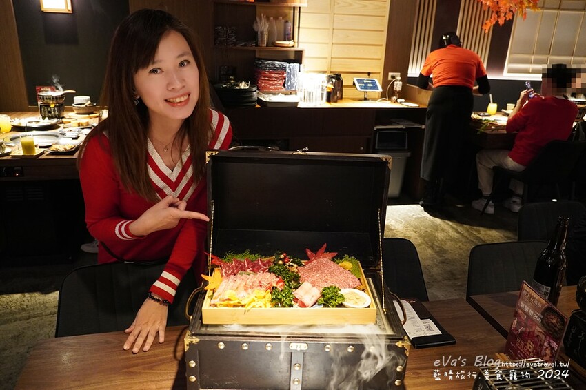 台中市西屯區【台中燒肉】山鯨本家.HONKE,跨年就是要吃好料的呀,免出國讓人彷彿置身於日本,浮誇的和牛寶箱一登場相當的吸睛,打開寶箱之後乾冰流出來,這畫面還自帶著仙氣!吃燒肉也可以擁有滿滿的儀式感喔