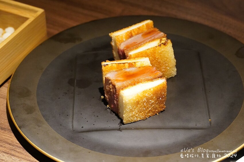 台中市西屯區【台中燒肉】山鯨本家.HONKE,跨年就是要吃好料的呀,免出國讓人彷彿置身於日本,浮誇的和牛寶箱一登場相當的吸睛,打開寶箱之後乾冰流出來,這畫面還自帶著仙氣!吃燒肉也可以擁有滿滿的儀式感喔