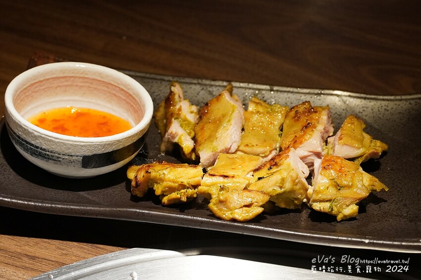 台中市西屯區【台中燒肉】山鯨本家.HONKE,跨年就是要吃好料的呀,免出國讓人彷彿置身於日本,浮誇的和牛寶箱一登場相當的吸睛,打開寶箱之後乾冰流出來,這畫面還自帶著仙氣!吃燒肉也可以擁有滿滿的儀式感喔