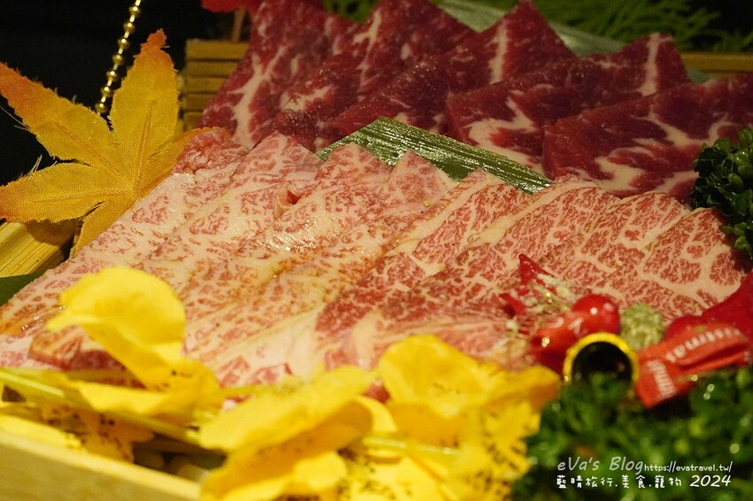 台中市西屯區【台中燒肉】山鯨本家.HONKE,跨年就是要吃好料的呀,免出國讓人彷彿置身於日本,浮誇的和牛寶箱一登場相當的吸睛,打開寶箱之後乾冰流出來,這畫面還自帶著仙氣!吃燒肉也可以擁有滿滿的儀式感喔