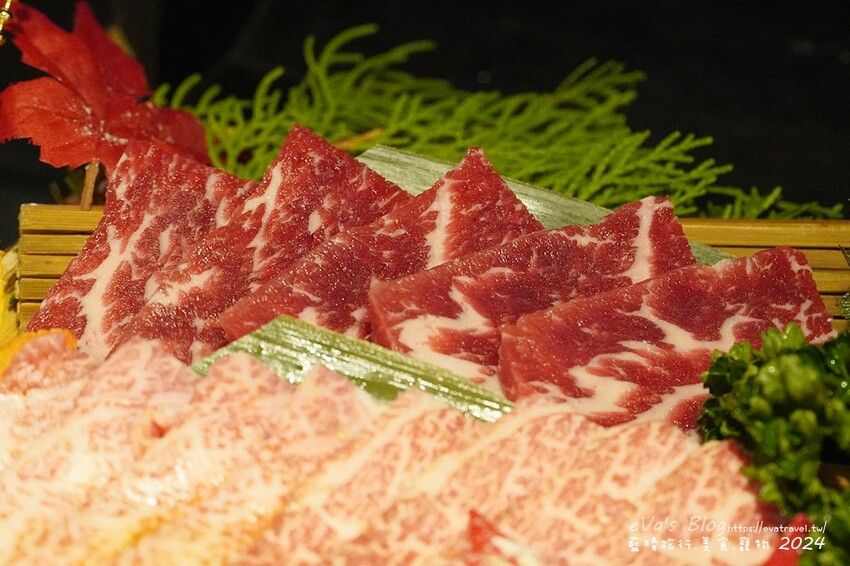 台中市西屯區【台中燒肉】山鯨本家.HONKE,跨年就是要吃好料的呀,免出國讓人彷彿置身於日本,浮誇的和牛寶箱一登場相當的吸睛,打開寶箱之後乾冰流出來,這畫面還自帶著仙氣!吃燒肉也可以擁有滿滿的儀式感喔