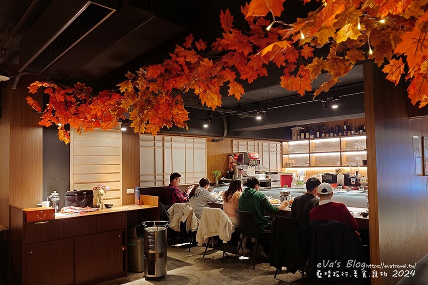 台中市西屯區【台中燒肉】山鯨本家.HONKE,跨年就是要吃好料的呀,免出國讓人彷彿置身於日本,浮誇的和牛寶箱一登場相當的吸睛,打開寶箱之後乾冰流出來,這畫面還自帶著仙氣!吃燒肉也可以擁有滿滿的儀式感喔