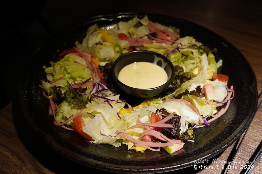 台中市西屯區【台中燒肉】山鯨本家.HONKE,跨年就是要吃好料的呀,免出國讓人彷彿置身於日本,浮誇的和牛寶箱一登場相當的吸睛,打開寶箱之後乾冰流出來,這畫面還自帶著仙氣!吃燒肉也可以擁有滿滿的儀式感喔