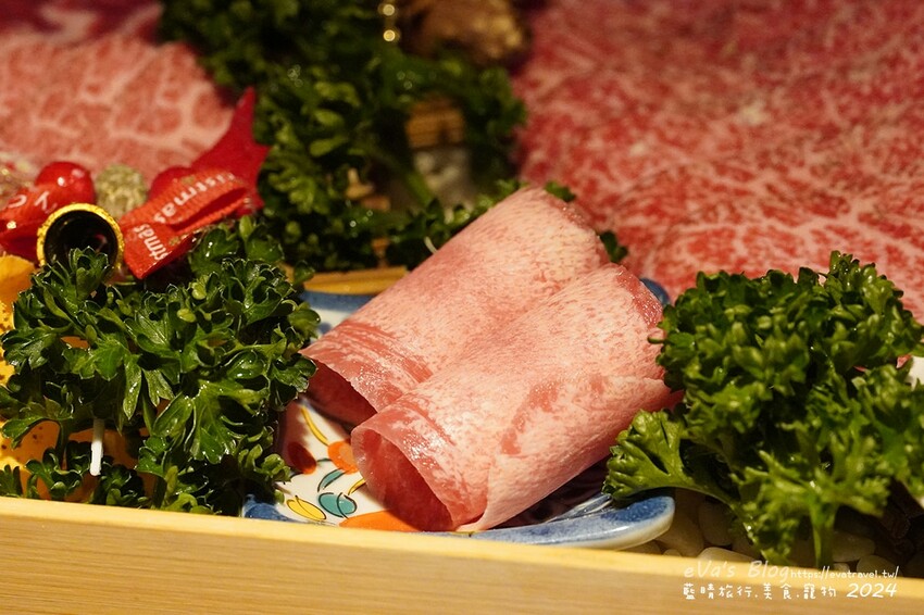 台中市西屯區【台中燒肉】山鯨本家.HONKE,跨年就是要吃好料的呀,免出國讓人彷彿置身於日本,浮誇的和牛寶箱一登場相當的吸睛,打開寶箱之後乾冰流出來,這畫面還自帶著仙氣!吃燒肉也可以擁有滿滿的儀式感喔