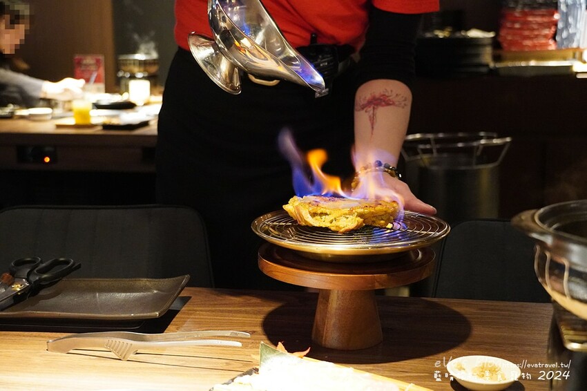 台中市西屯區【台中燒肉】山鯨本家.HONKE,跨年就是要吃好料的呀,免出國讓人彷彿置身於日本,浮誇的和牛寶箱一登場相當的吸睛,打開寶箱之後乾冰流出來,這畫面還自帶著仙氣!吃燒肉也可以擁有滿滿的儀式感喔