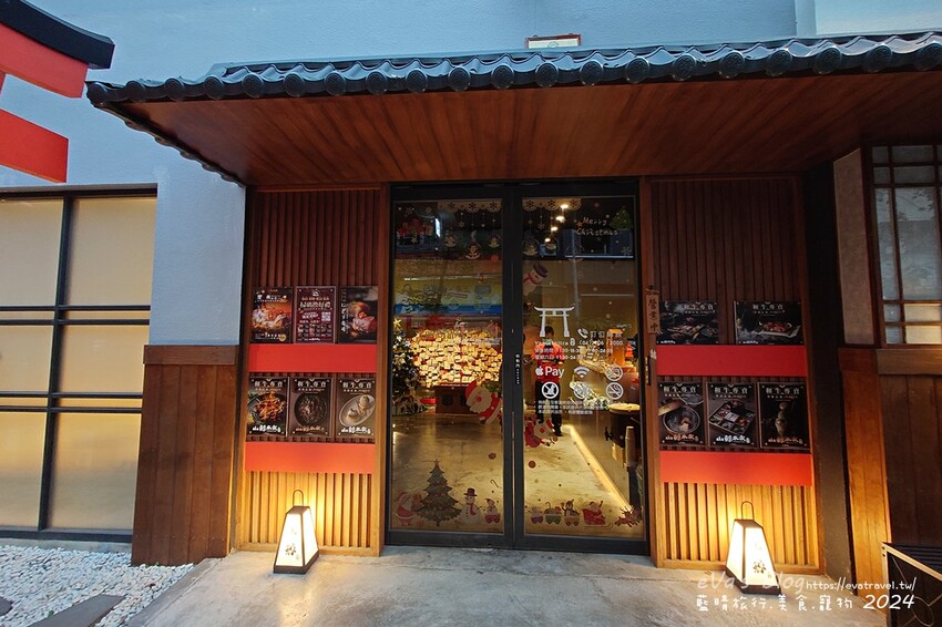 台中市西屯區【台中燒肉】山鯨本家.HONKE,跨年就是要吃好料的呀,免出國讓人彷彿置身於日本,浮誇的和牛寶箱一登場相當的吸睛,打開寶箱之後乾冰流出來,這畫面還自帶著仙氣!吃燒肉也可以擁有滿滿的儀式感喔