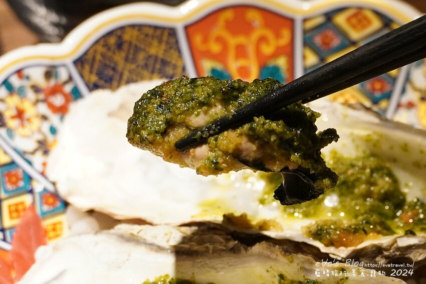 台中市西屯區【台中燒肉】山鯨本家.HONKE,跨年就是要吃好料的呀,免出國讓人彷彿置身於日本,浮誇的和牛寶箱一登場相當的吸睛,打開寶箱之後乾冰流出來,這畫面還自帶著仙氣!吃燒肉也可以擁有滿滿的儀式感喔